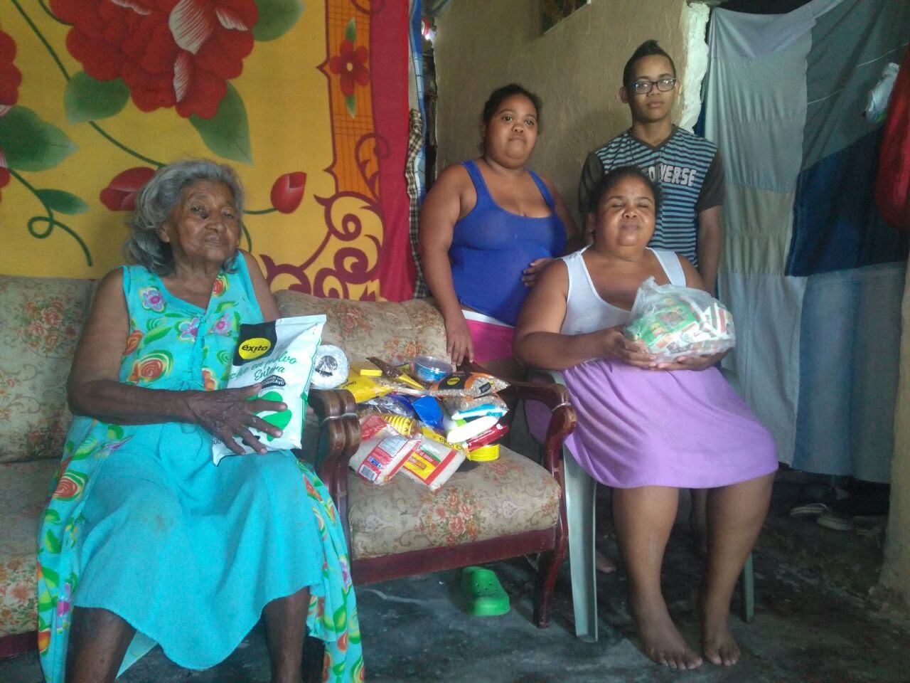 Niños recibiendo útiles escolares