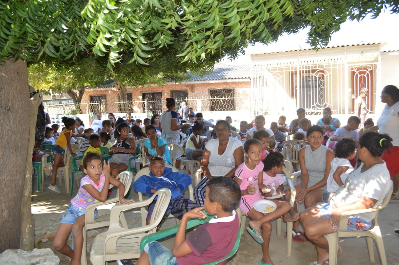 Niños con sus nuevos útiles